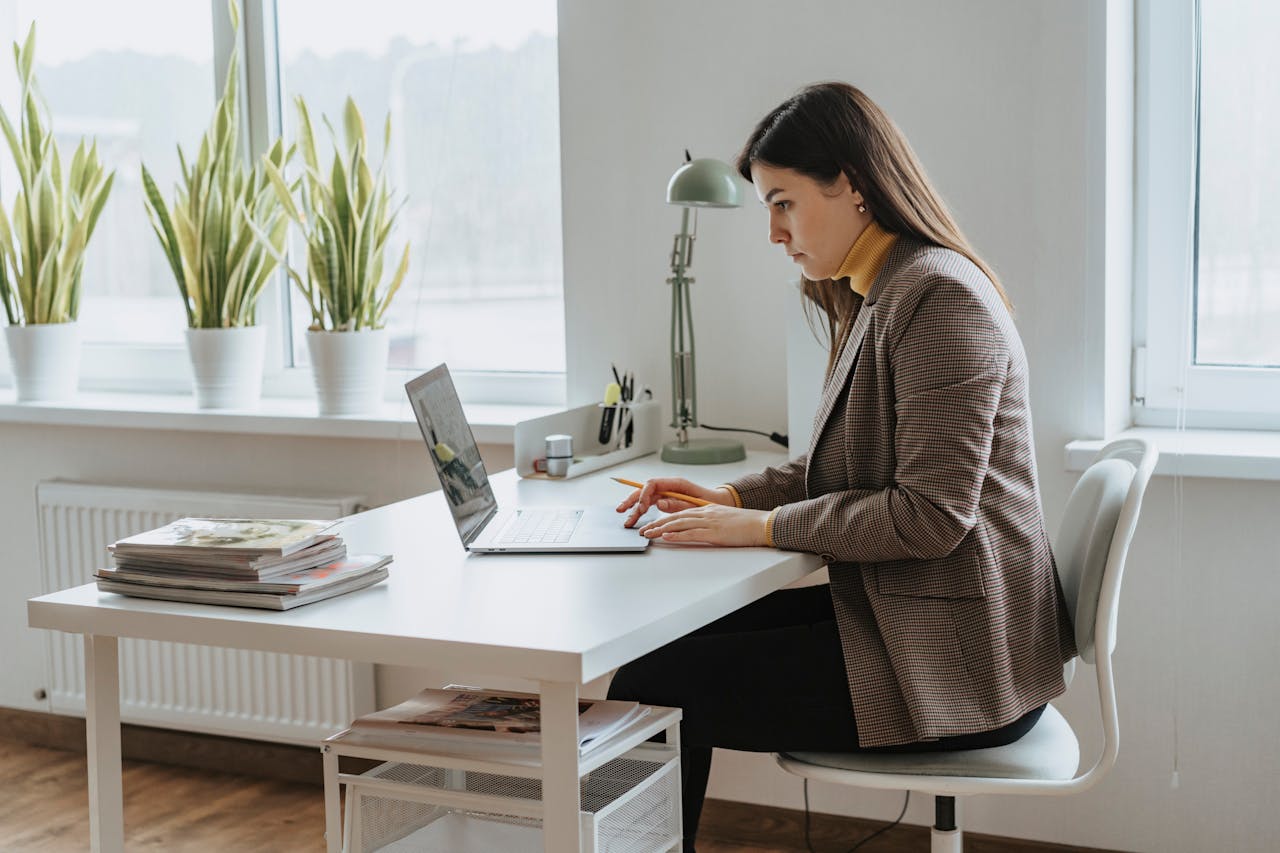 Woman studying online for the Certified Leave Management Specialist (CLMS) Certification course.